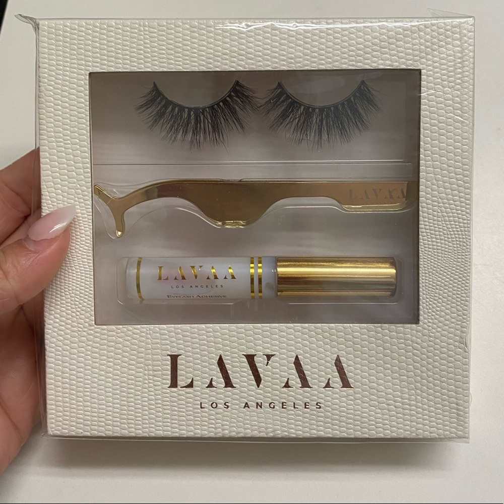 LAVAA Los Angeles flirty lashes set NIB